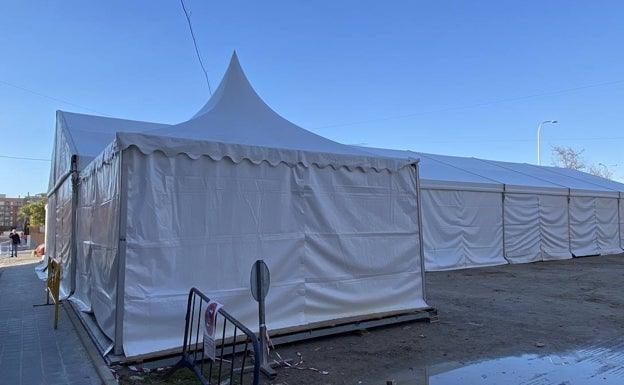 Carpa instalada en un solar, de la falla Ingeniero Manuel Maese, en el barrio de la Malvarrosa. 