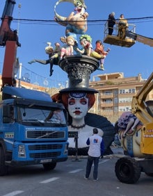 Imagen secundaria 2 - Portalón de las luces de Malvarrosa, detalles de luces y proceso de montaje de la falla. 