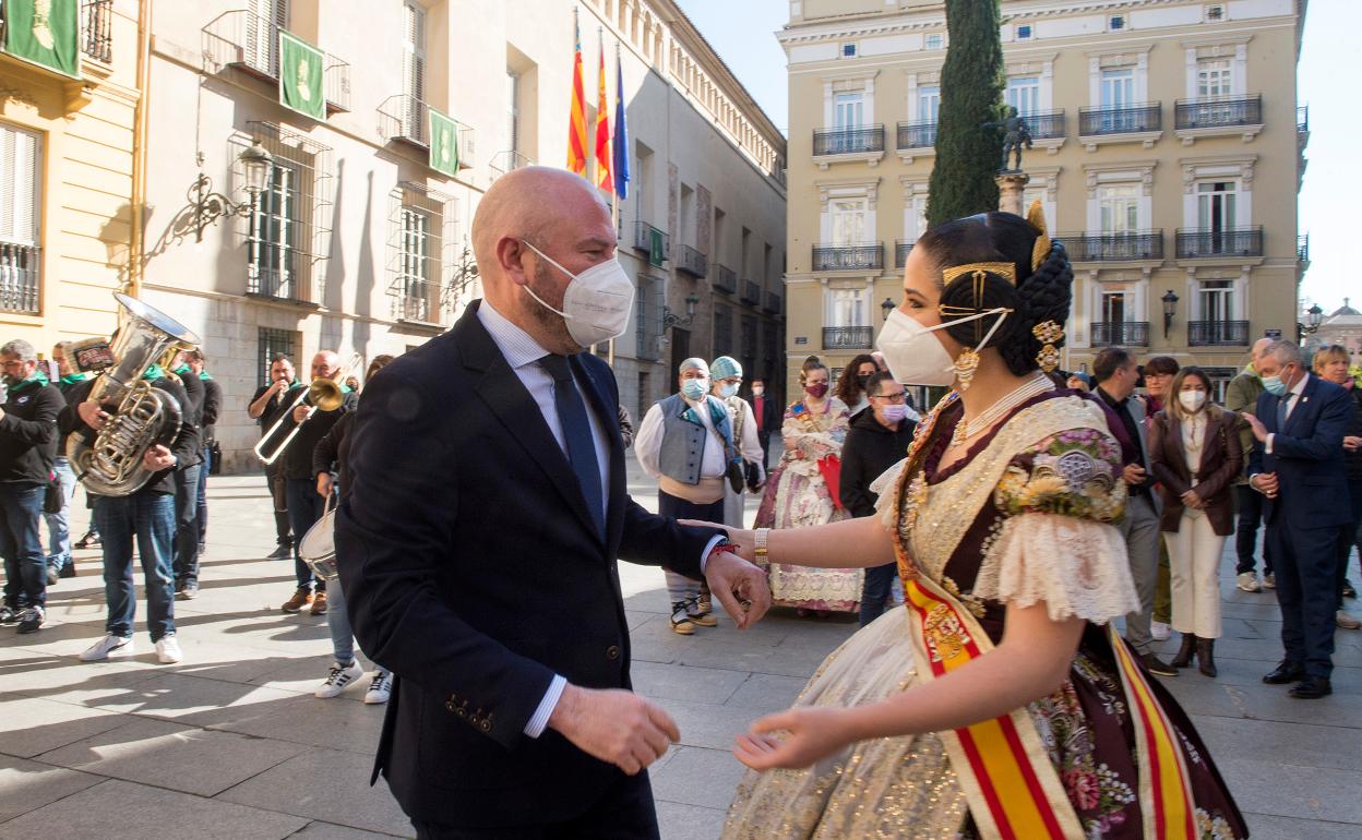 Toni Gaspar recibe a Carmen Martín. 