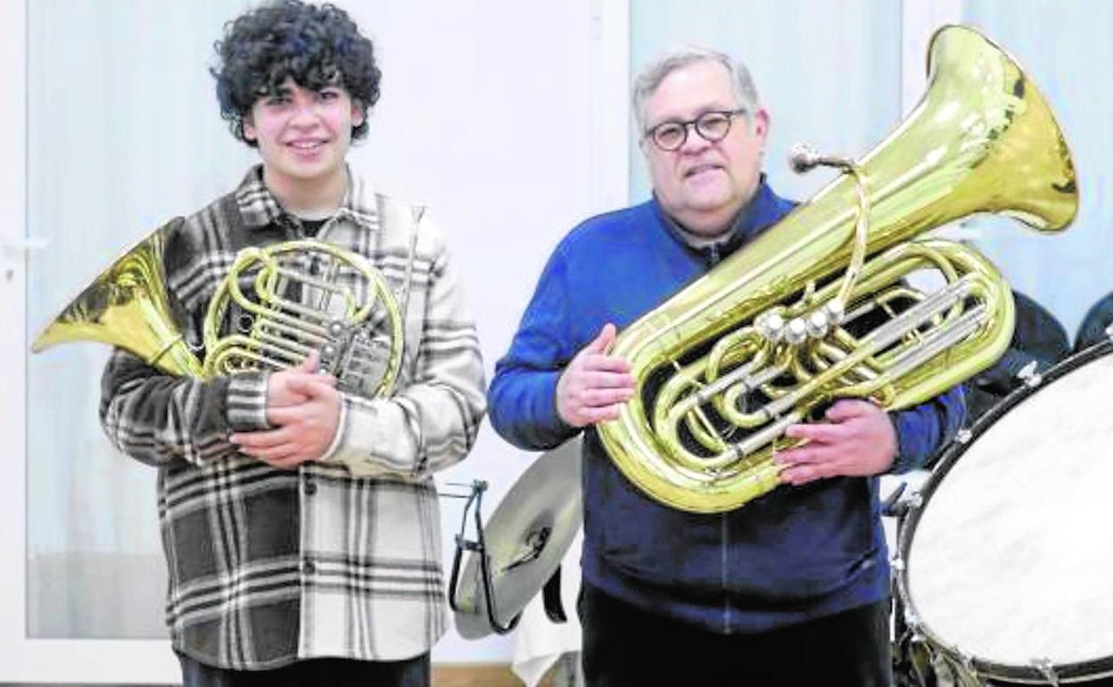 Nicolás y Pepe, músicos de la banda de la Sociedad Musical Unión de Pescadores.