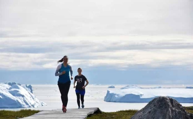 Participantes en uno de los maratones más espectaculares realizados al anochecer. 