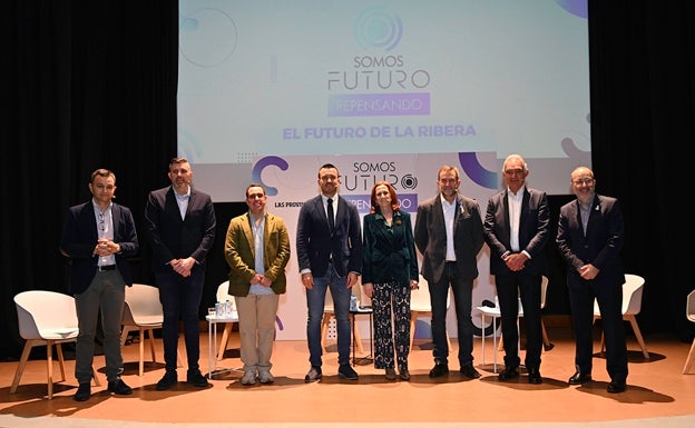 Foto de familia de los participantes en el encuentro de ayer, organizado por el diario LAS PROVINCIAS en la Casa de la Cultura de Alzira. 