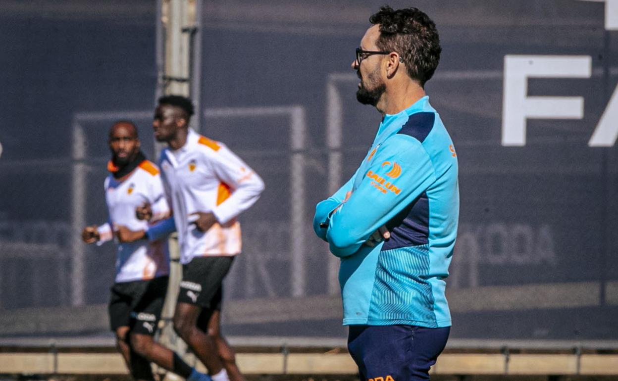 Bordalás, durante una sesión de entrenamiento en la Ciudad Deportiva de Paterna. 