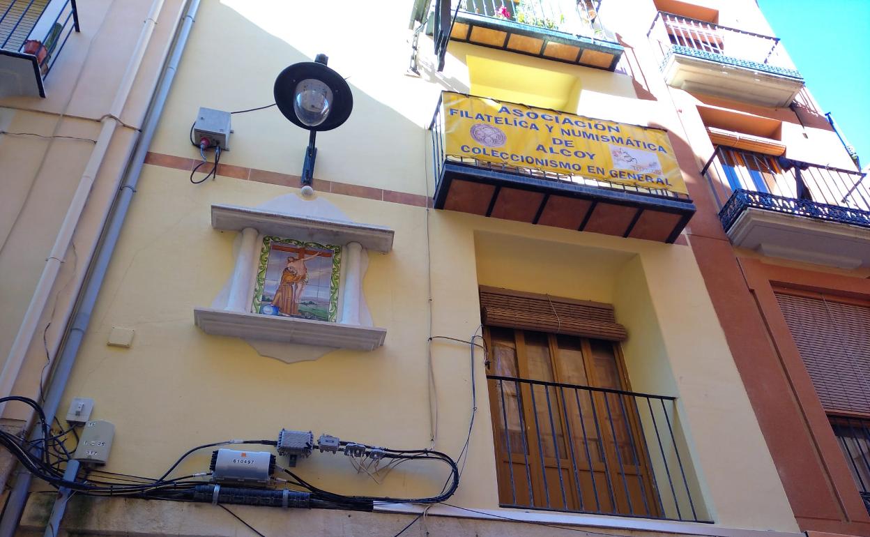 El edificio se encuentra en la calle Sant Francesc, 38. 