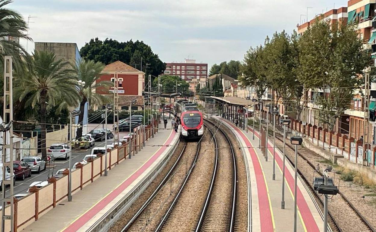 Los muros que delimitan las vías en la estación de Alfafar-Benetússer, junto a las fincas. 