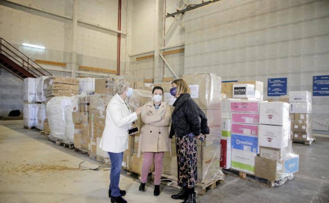 Material humanitario para los refugiados almacenado en Ciudad de la Luz. 