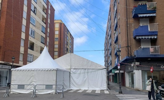 Instalación de una carpa en la calle Ceramista Ros. 