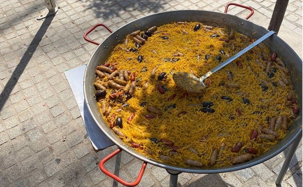 Imagen principal - La fideuà de embutido y un plato de gazpacho manchego. 