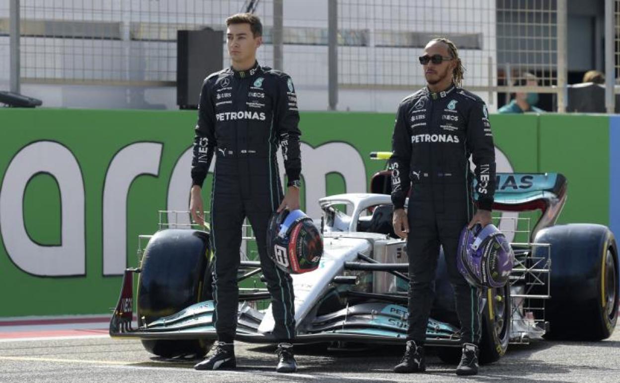 Lewis Hamilton (d) y George Russell, en Baréin. 