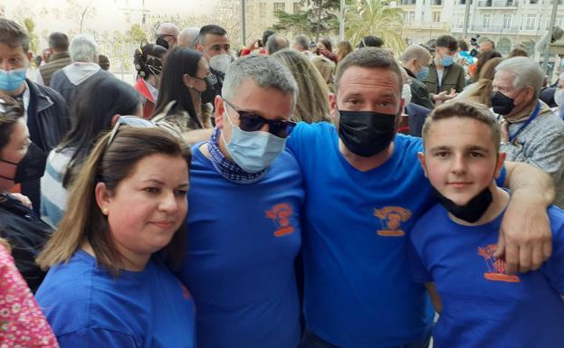 Manolo Crespo, a la derecha, el pirotécnico más joven en disparar en la plaza del Ayuntamiento en las Fallas. 