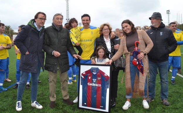 La familia Catalán entregando una camiseta a la familia Martí. 