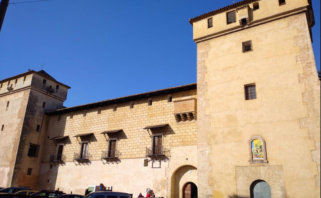 El edificio es de estilo gótico y renacentista. 