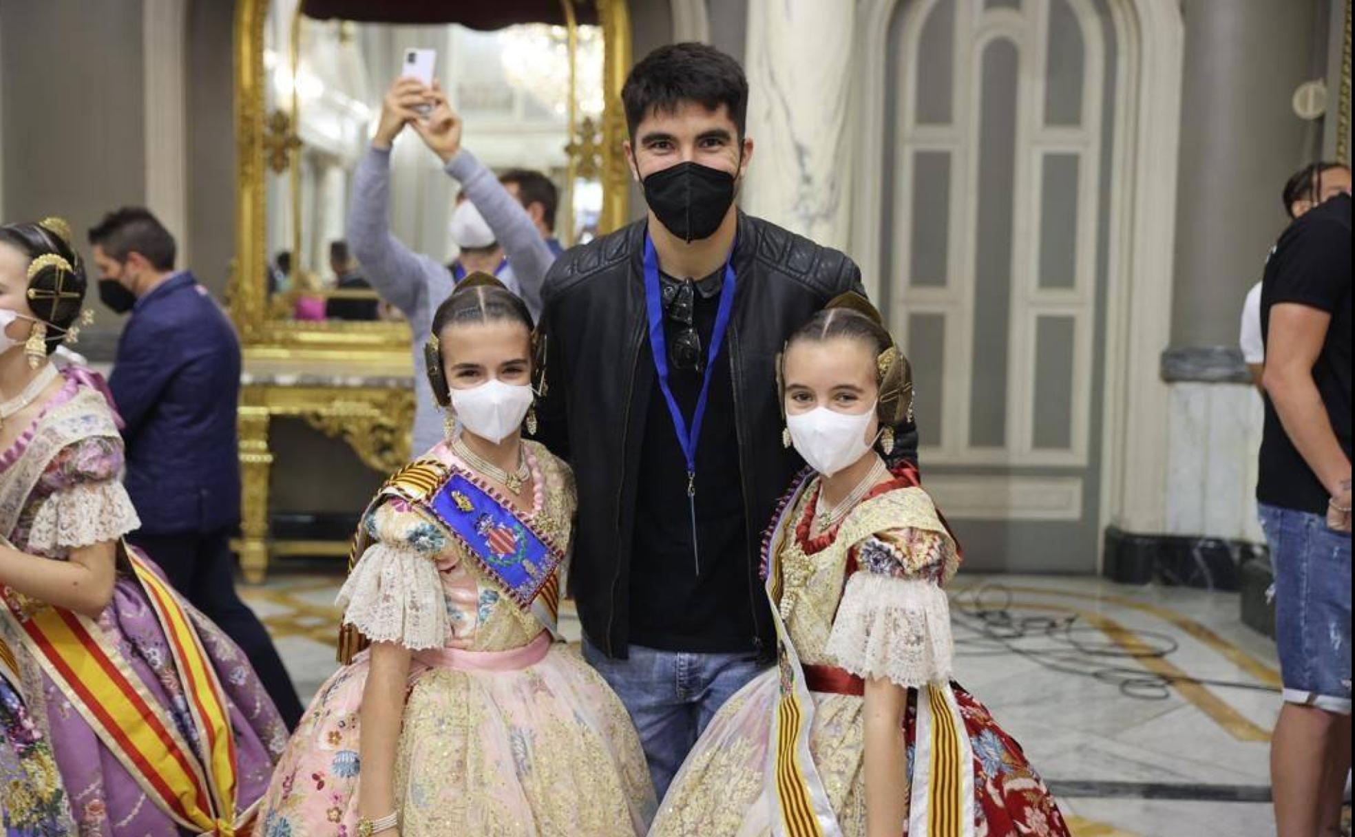 Carlos Soler junto a Adela García (derecha) y Patricia Zurano, falleras de la Cort d'Honor Infantil.