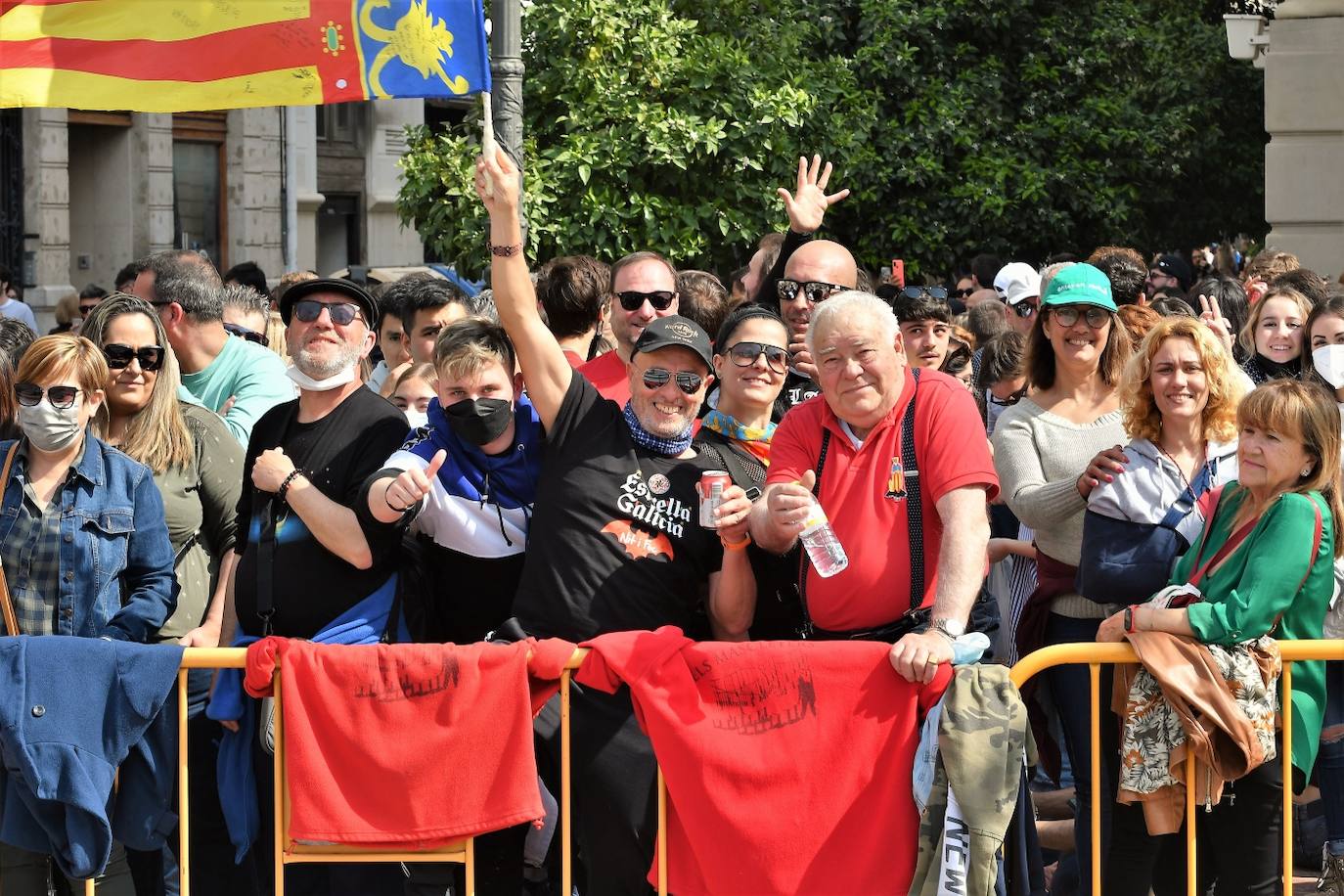 Manolo Crespo dispara con 18 años la mascletà de la Pirotecnia Valenciana de Llanera de Ranes, con un final atronador e innovador.