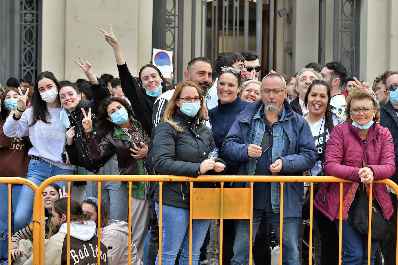 Manolo Crespo dispara con 18 años la mascletà de la Pirotecnia Valenciana de Llanera de Ranes, con un final atronador e innovador.