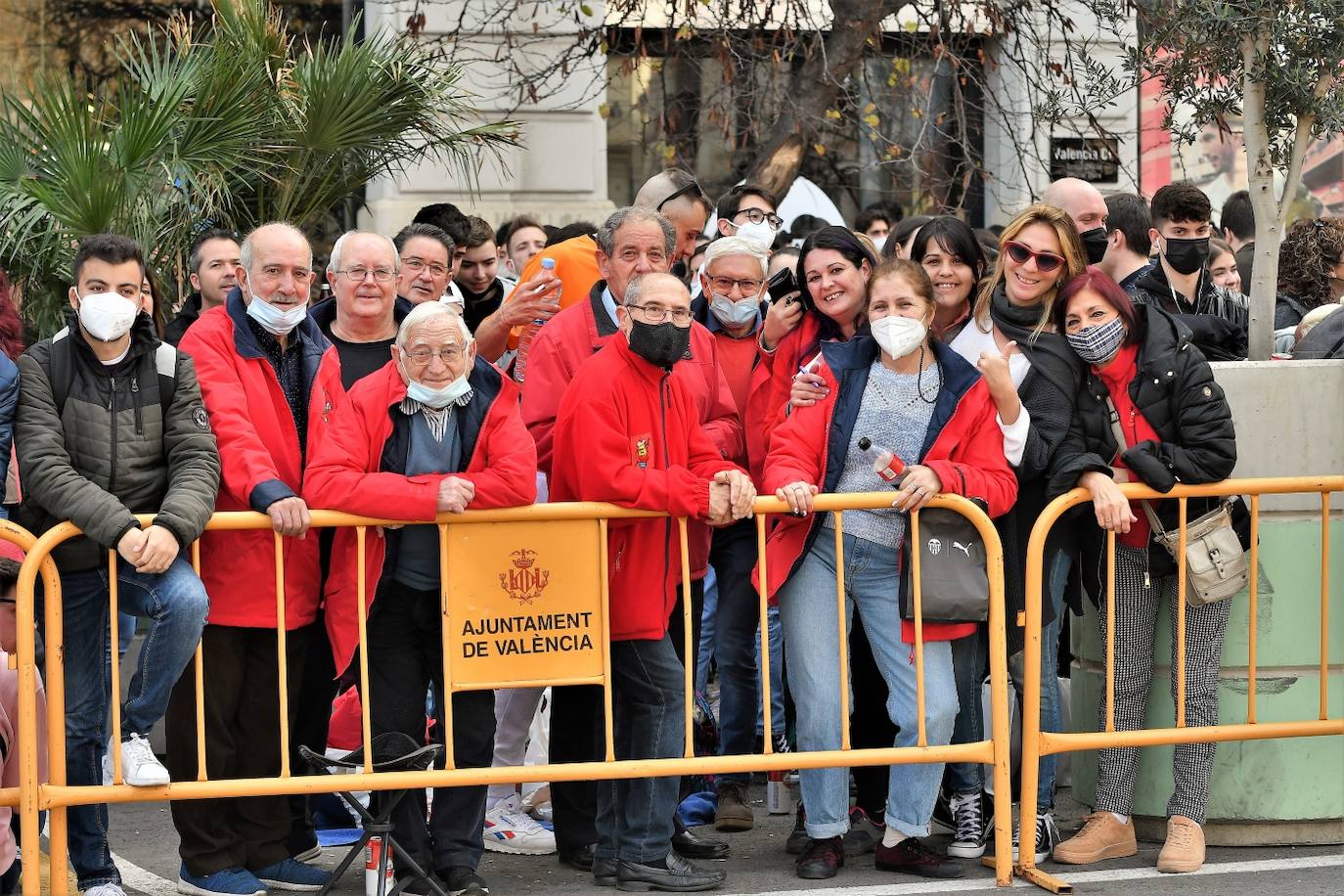 Manolo Crespo dispara con 18 años la mascletà de la Pirotecnia Valenciana de Llanera de Ranes, con un final atronador e innovador.