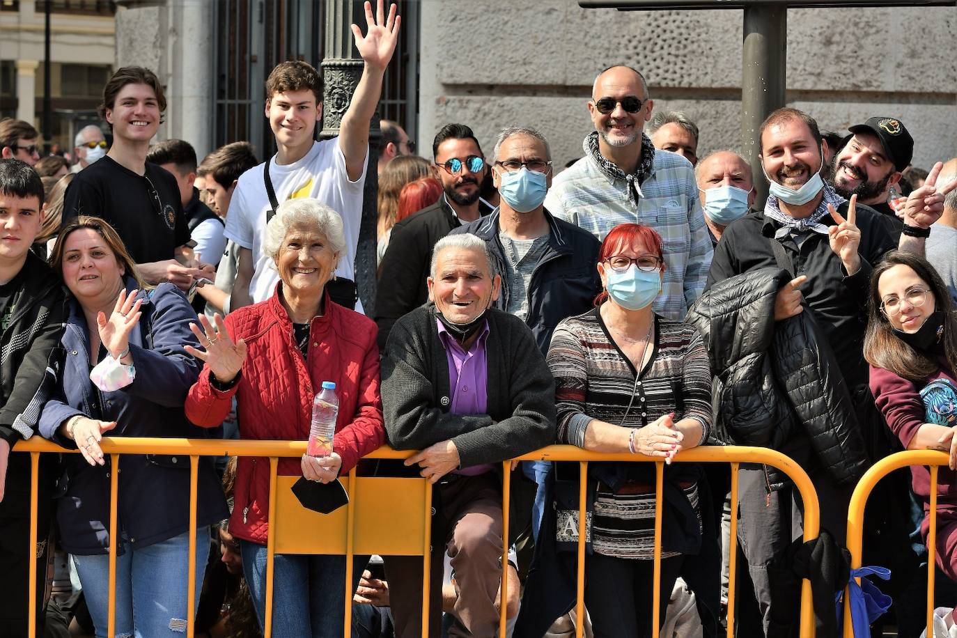 Manolo Crespo dispara con 18 años la mascletà de la Pirotecnia Valenciana de Llanera de Ranes, con un final atronador e innovador.