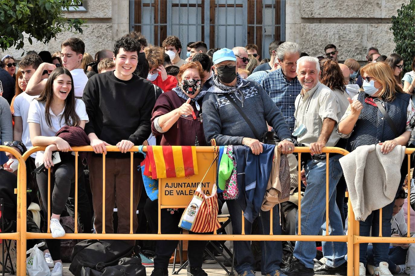 Manolo Crespo dispara con 18 años la mascletà de la Pirotecnia Valenciana de Llanera de Ranes, con un final atronador e innovador.