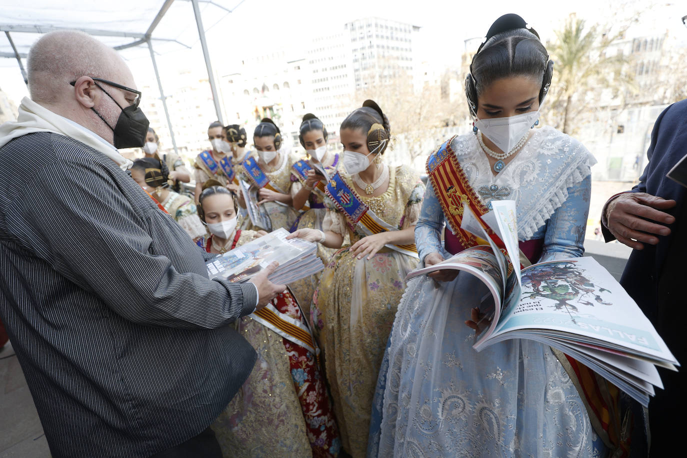 Fotos: La Revista de Fallas de LAS PROVINCIAS se presenta en el balcón