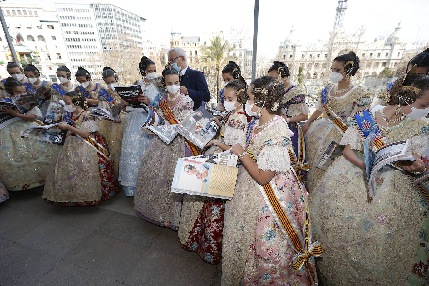 Fotos: La Revista de Fallas de LAS PROVINCIAS se presenta en el balcón