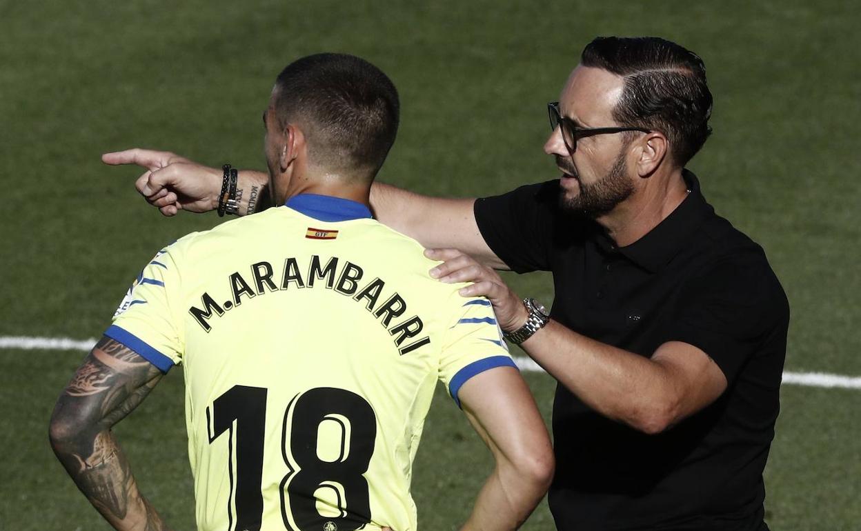 José Bordalás, da indicaciones a Arambarri durante un entrenamiento con el Getafe. 