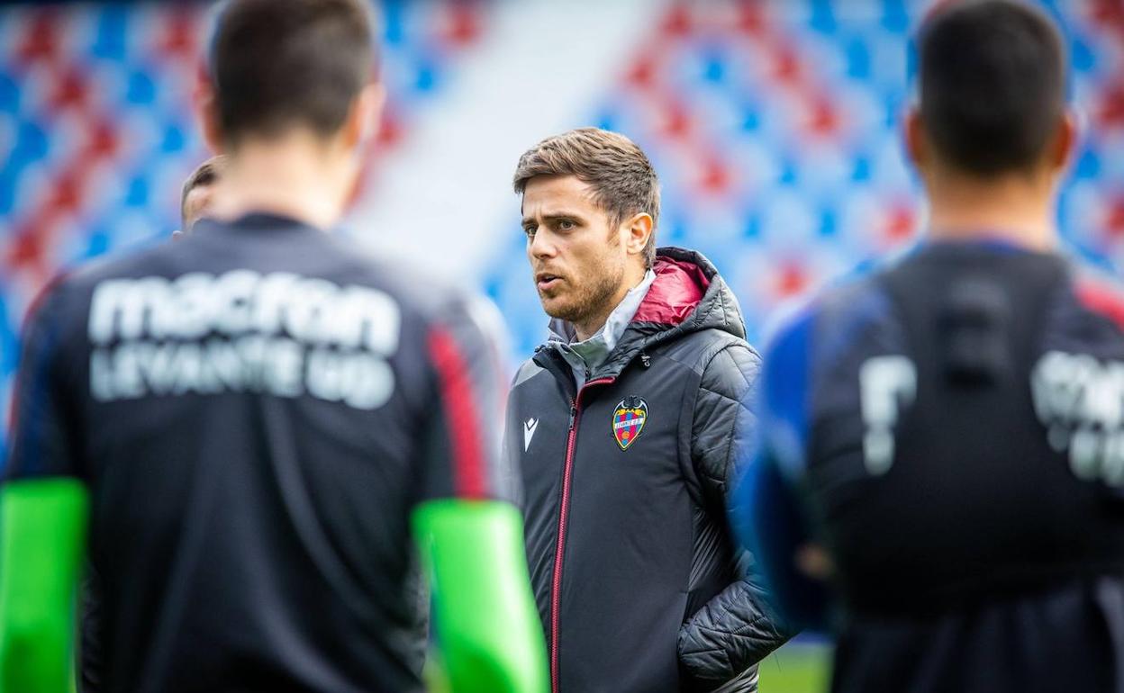 Alessio Lisci, durante el entrenamiento de hoy en el Ciutat de València.