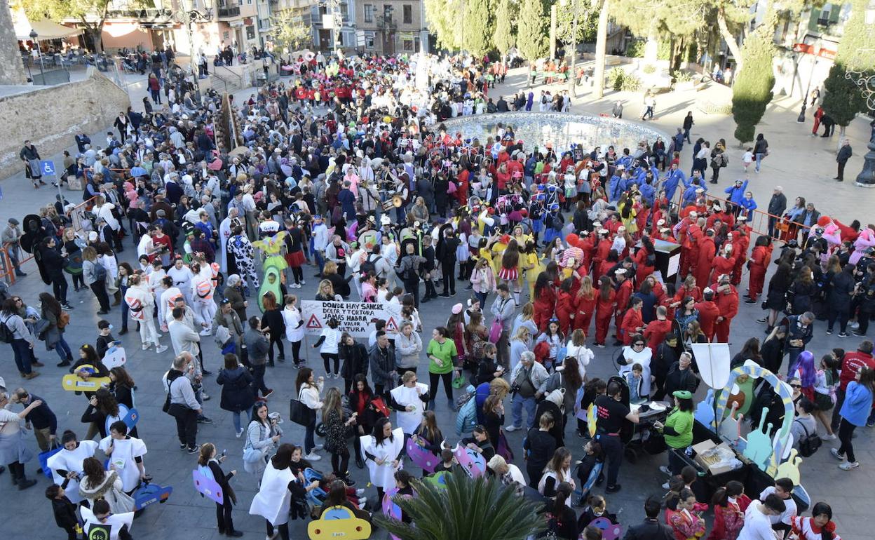 El ambiente de la cabalgata del Ninot en Burjassot. 