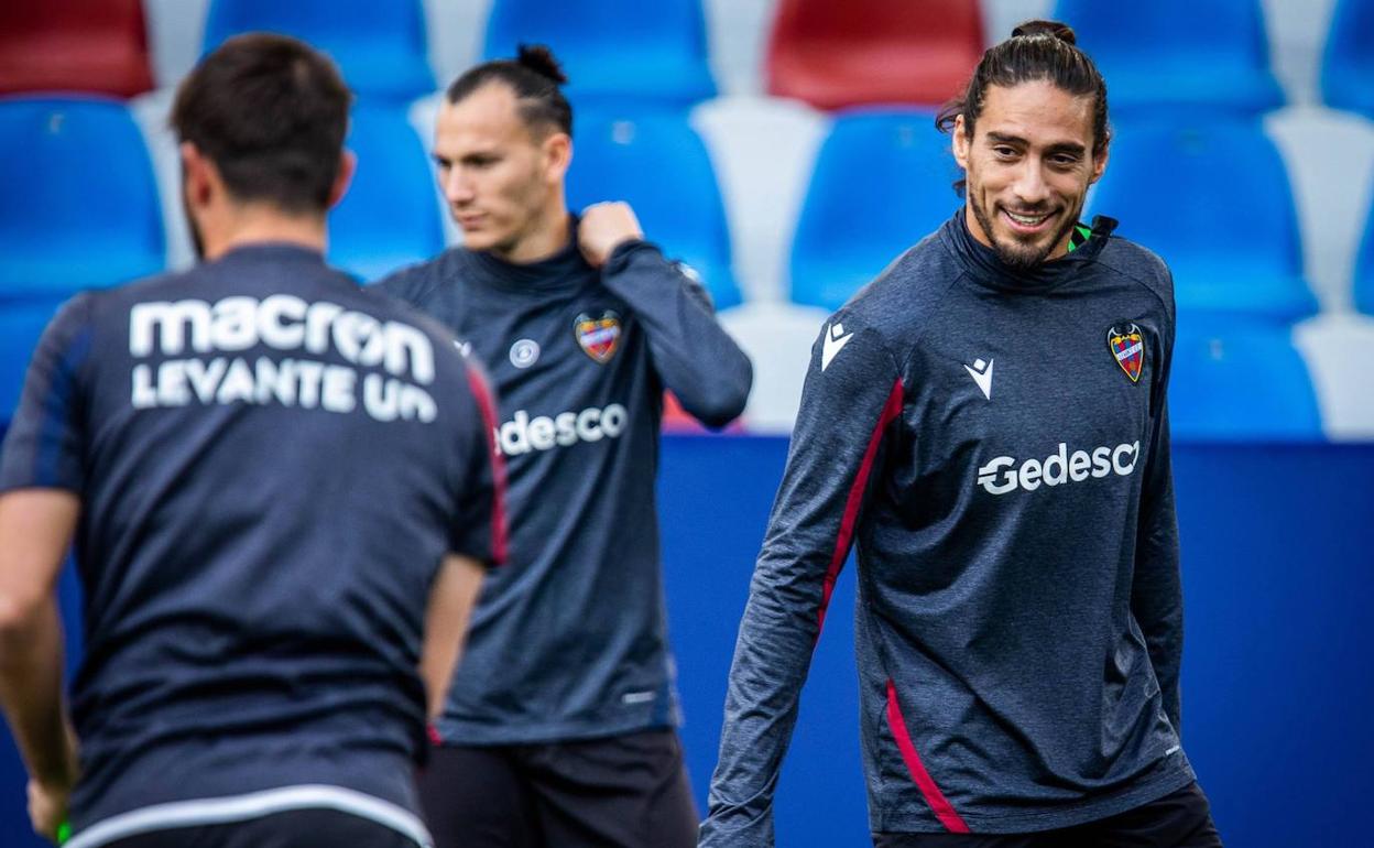 Martín Cáceres, durante el entrenamiento de ayer en el Ciutat de València.