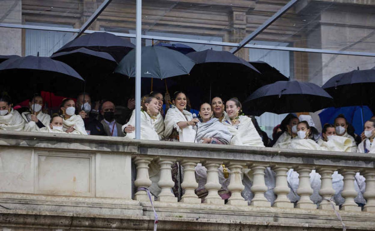 Lluvia durante la mascletà de las Fallas 2022.