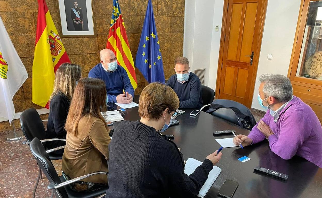 Reunión entre los responsables del Ayuntamiento y de la empresa Reciclamás. 