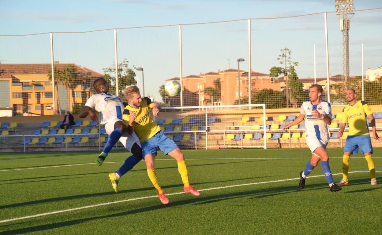 El jugandor groguet Renzo anotando de cabeza un gol. 