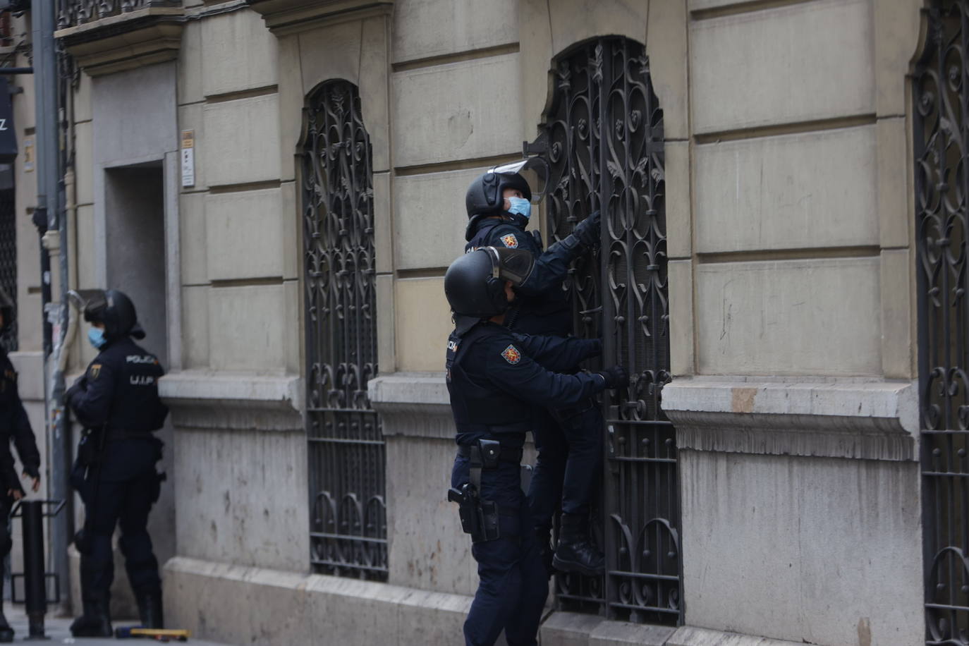 Agentes de la Policía Nacional han desalojado a la plataforma Esperanza Obrera del edificio de la Generalitat.