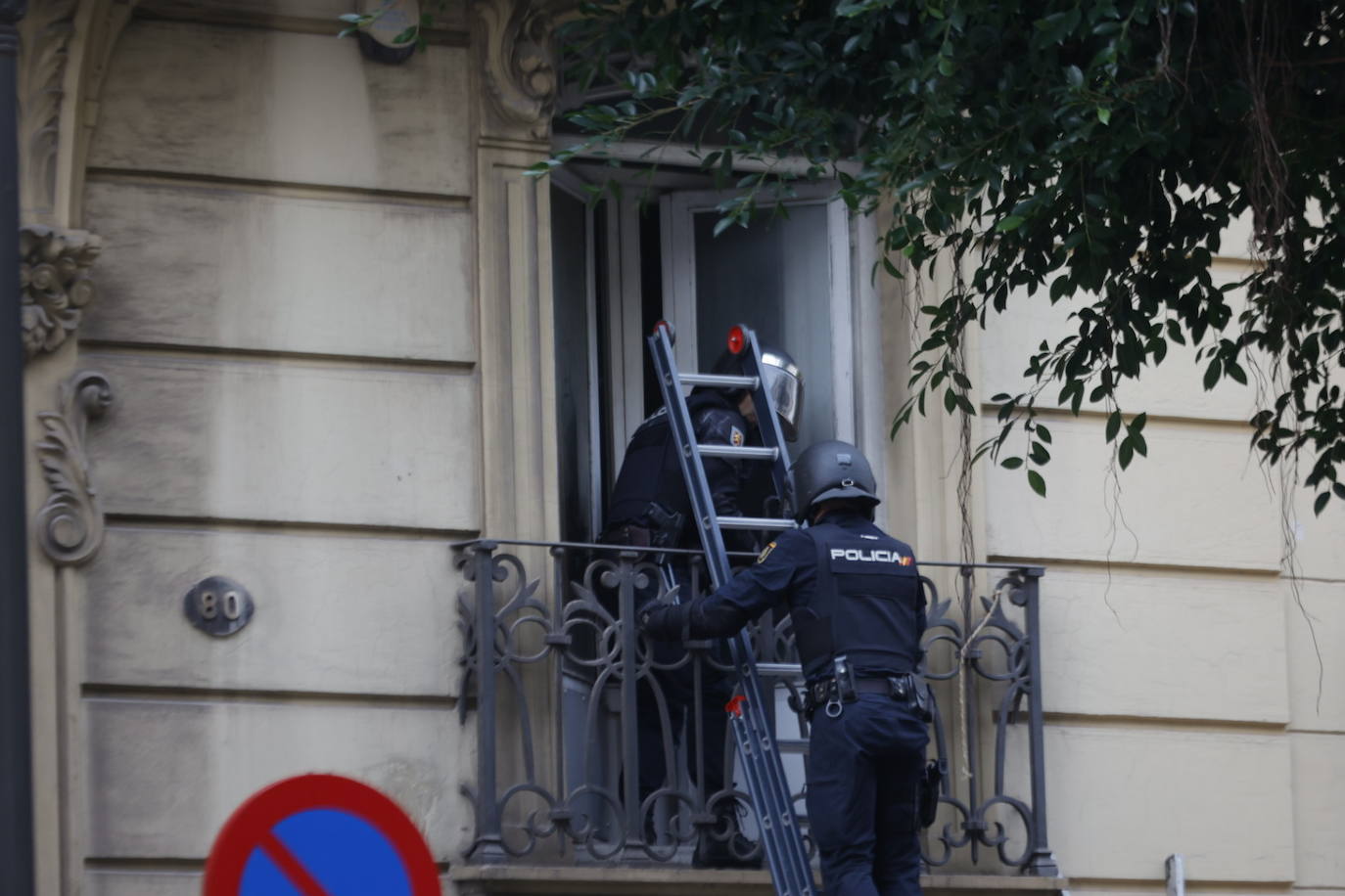 Agentes de la Policía Nacional han desalojado a la plataforma Esperanza Obrera del edificio de la Generalitat.