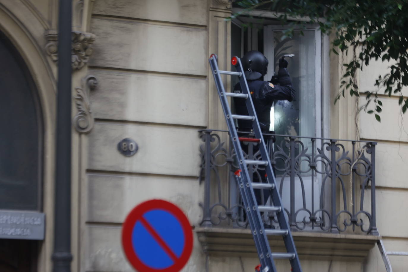 Agentes de la Policía Nacional han desalojado a la plataforma Esperanza Obrera del edificio de la Generalitat.