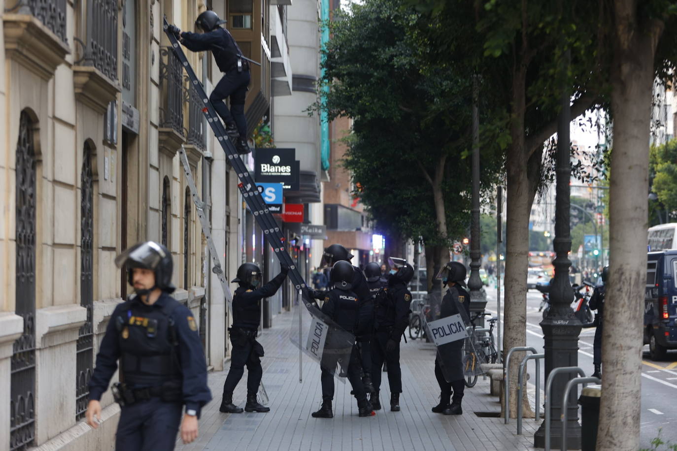 Agentes de la Policía Nacional han desalojado a la plataforma Esperanza Obrera del edificio de la Generalitat.