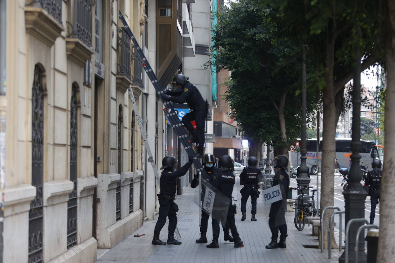 Agentes de la Policía Nacional han desalojado a la plataforma Esperanza Obrera del edificio de la Generalitat.