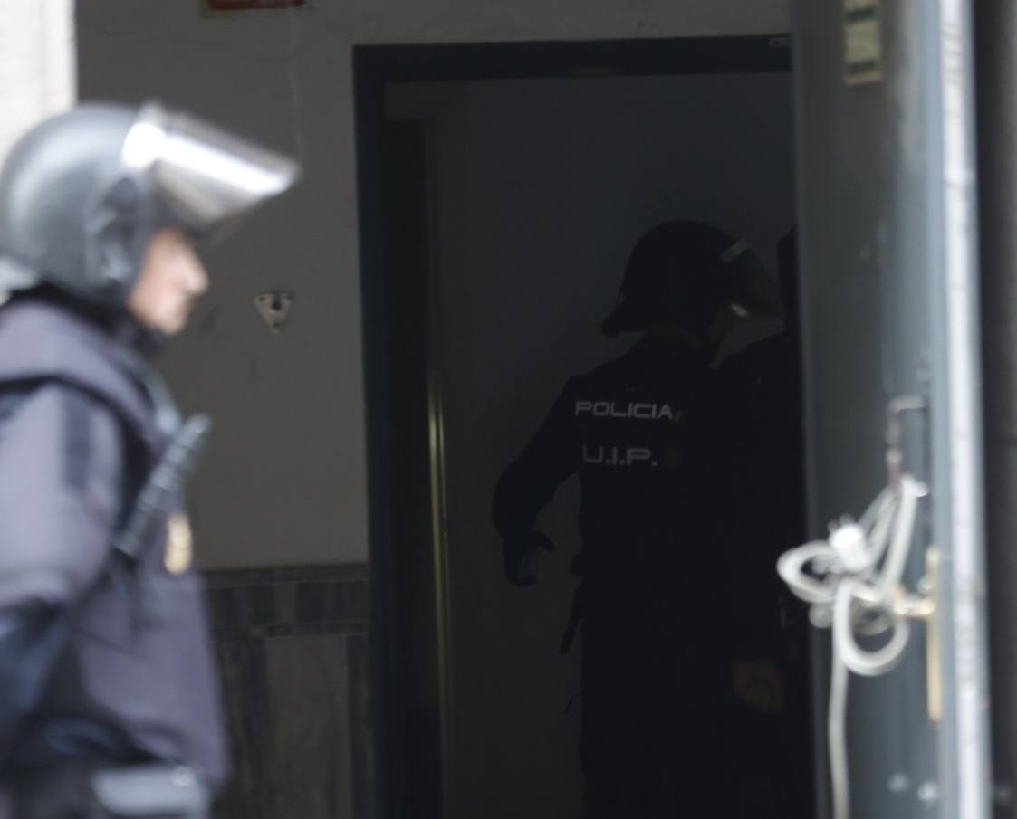 Agentes de la Policía Nacional han desalojado a la plataforma Esperanza Obrera del edificio de la Generalitat.