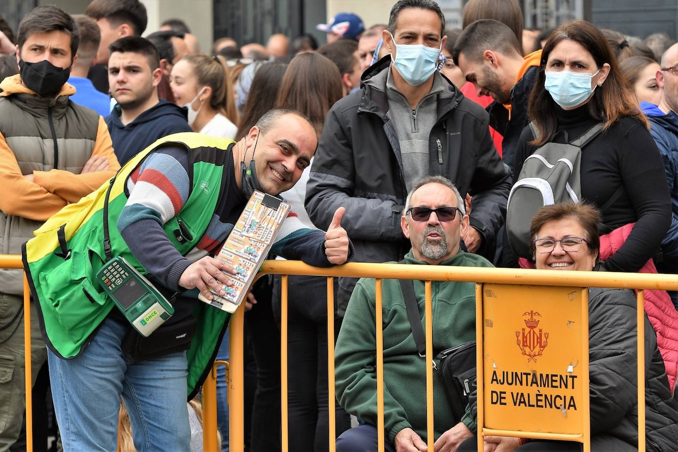 Fotos: Búscate en la mascletà del viernes 11 de marzo