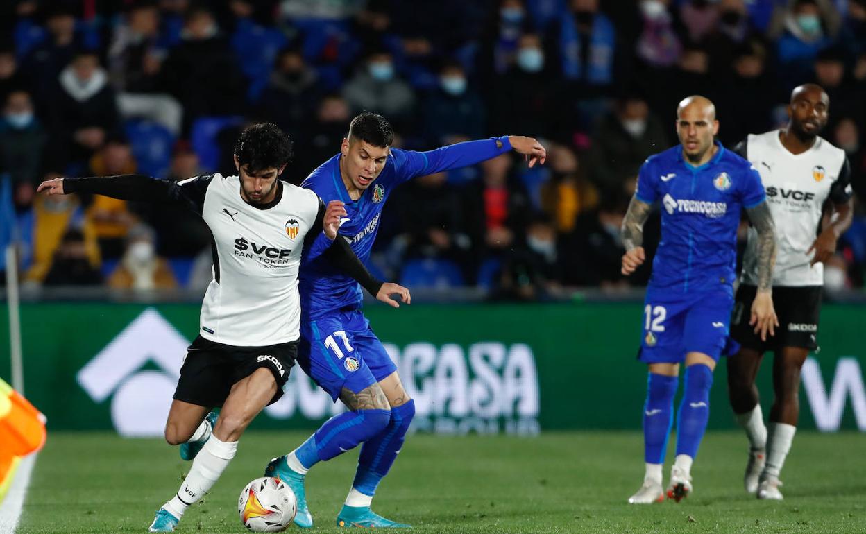 Guedes, disputando un balón con Olivera