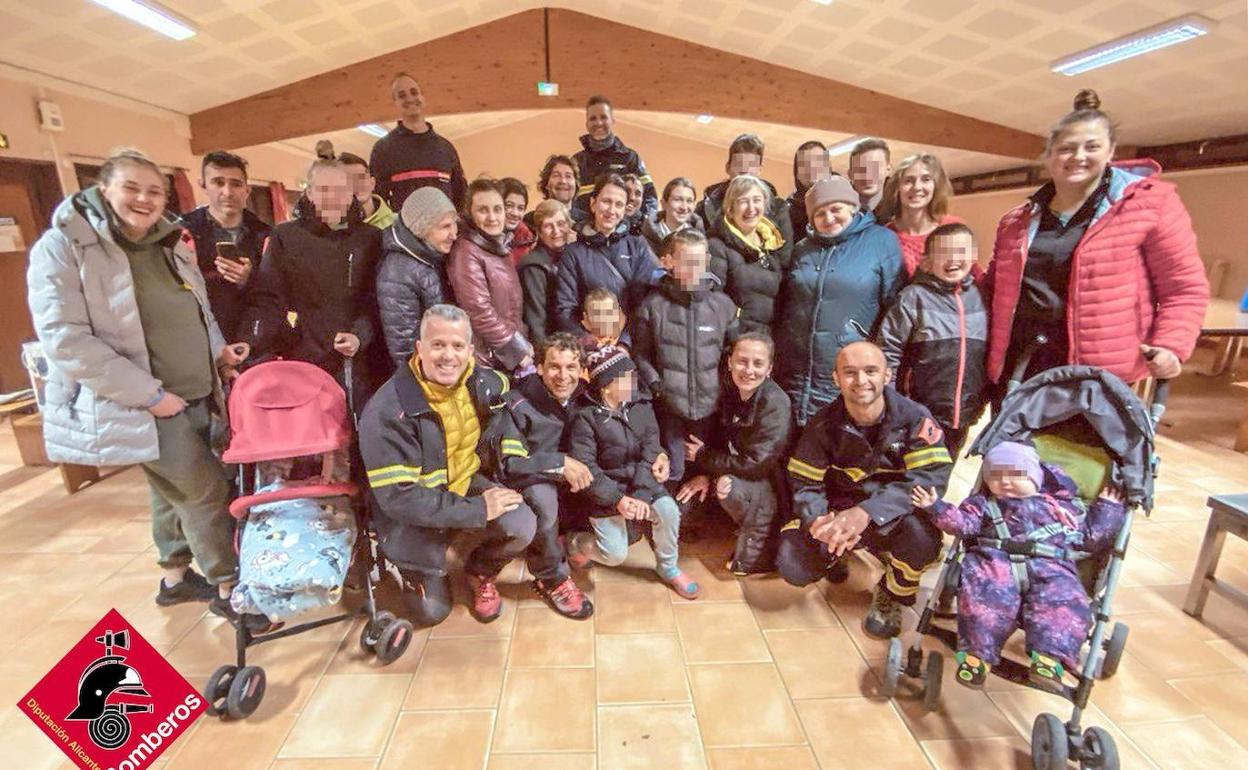 Bomberos y refugiados durante su camino de regreso desde Polonia. 