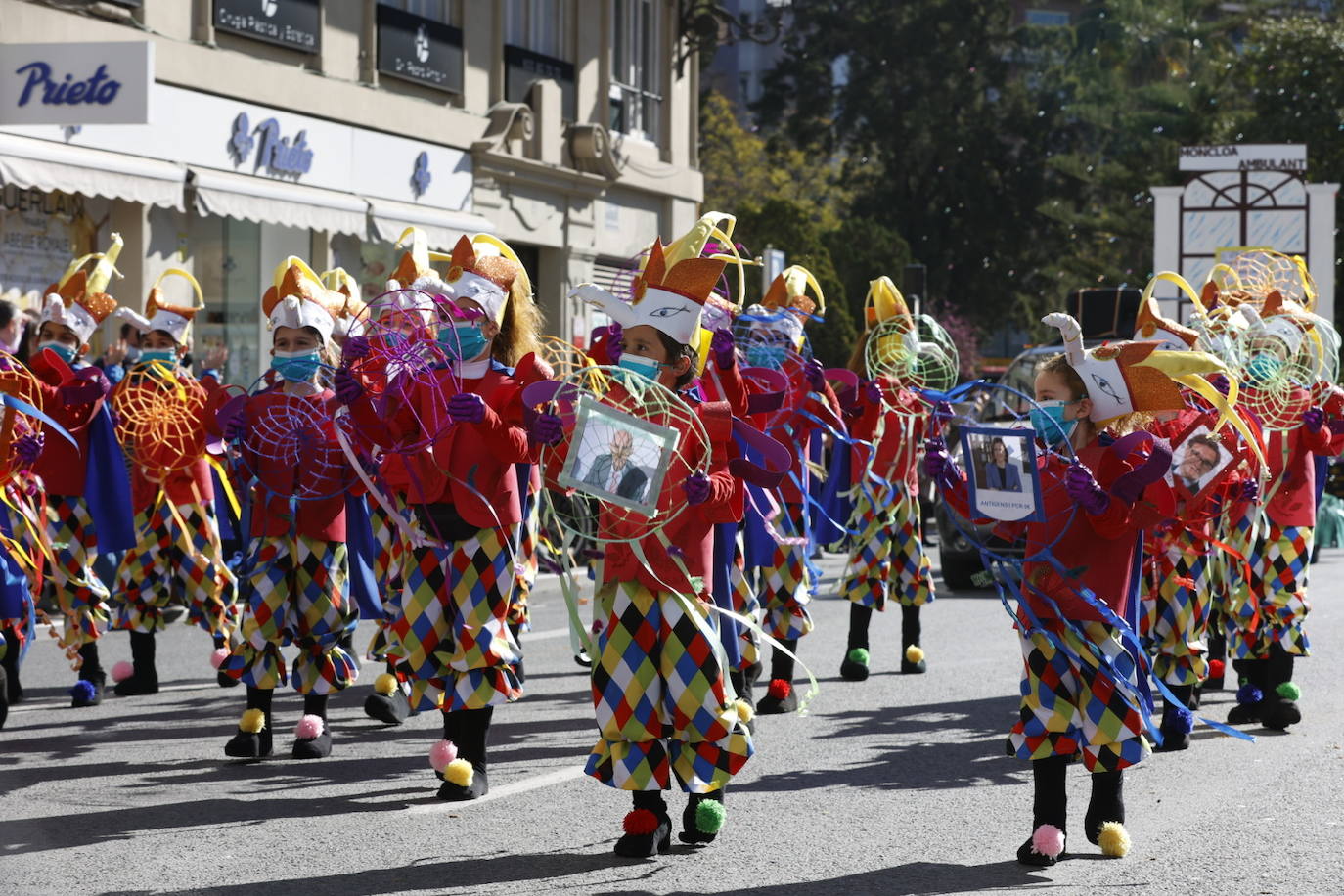 Cinco comisiones participan en el desfile.