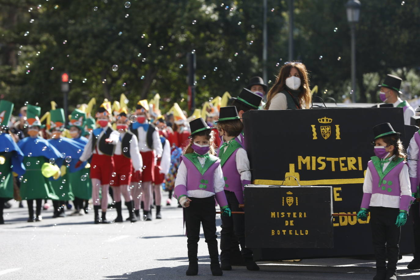 Cinco comisiones participan en el desfile.