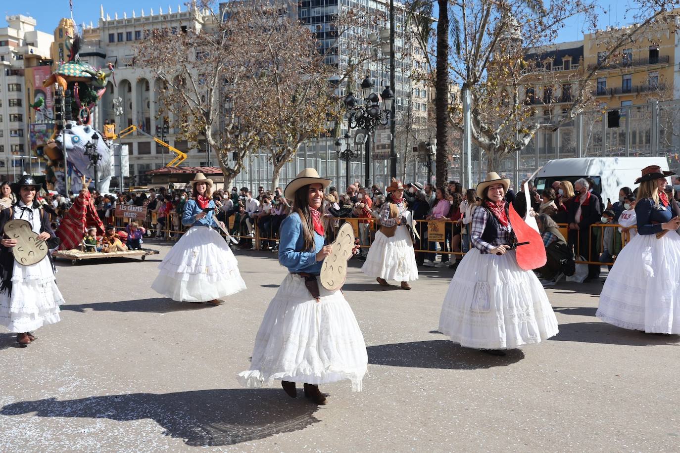 Cinco comisiones participan en el desfile.