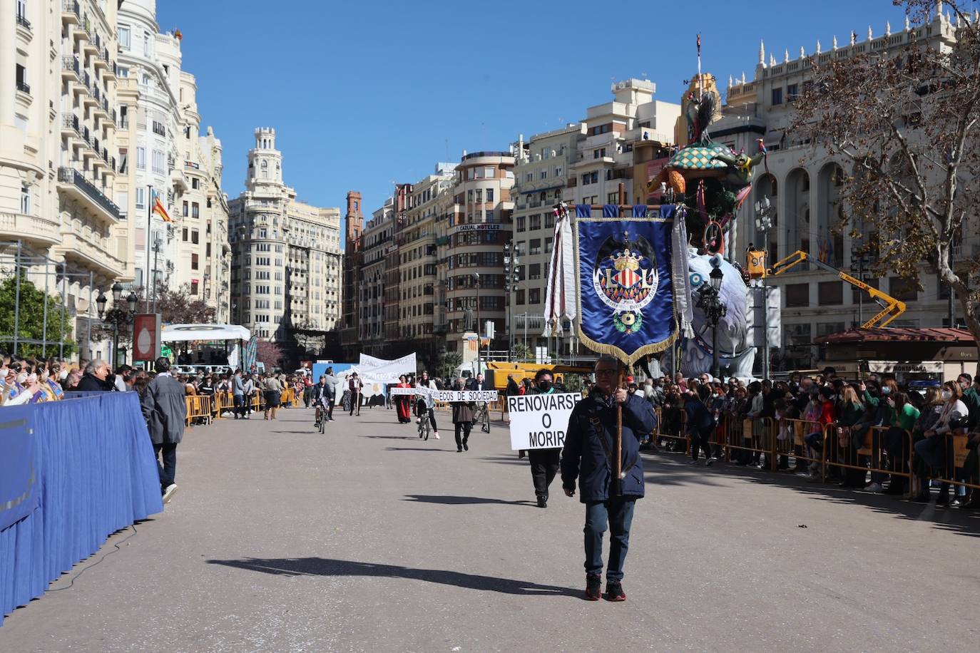 Cinco comisiones participan en el desfile.