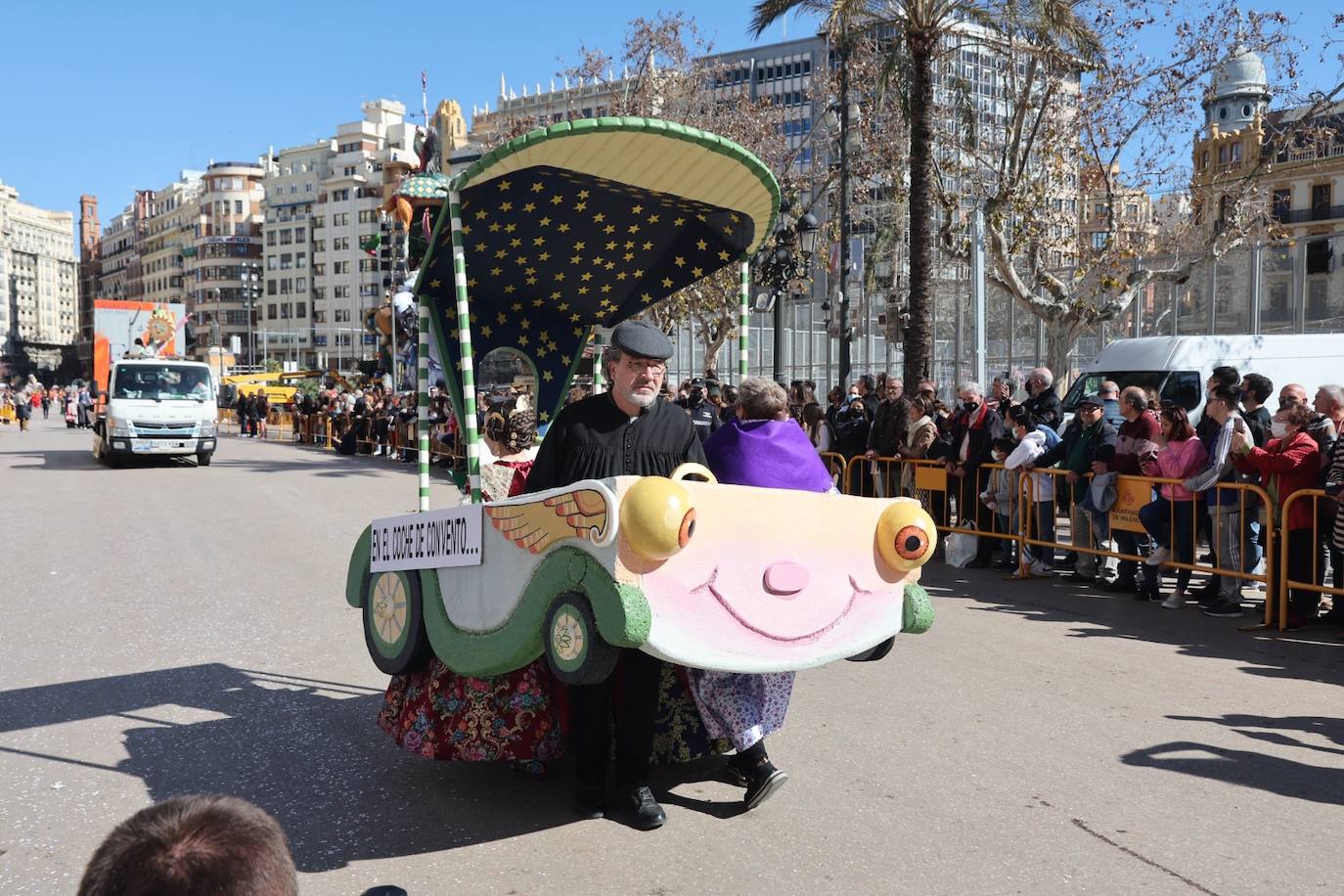 Cinco comisiones participan en el desfile.