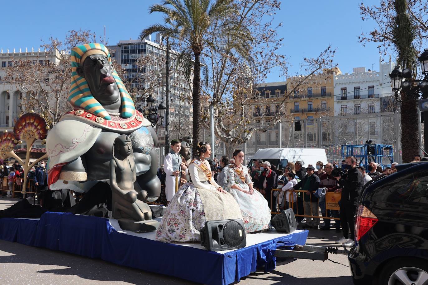 Cinco comisiones participan en el desfile.