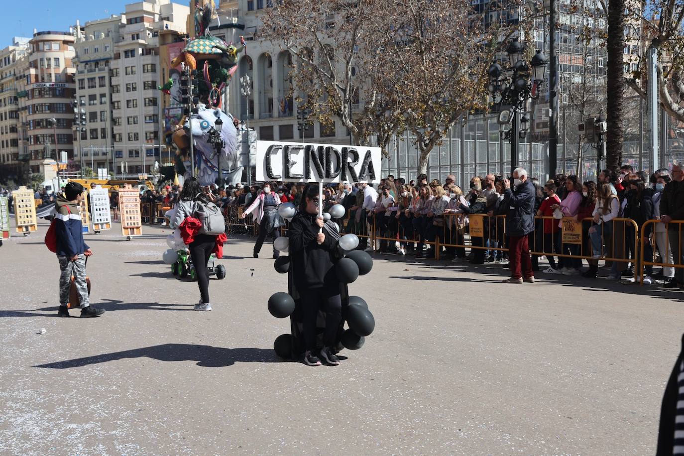 Cinco comisiones participan en el desfile.