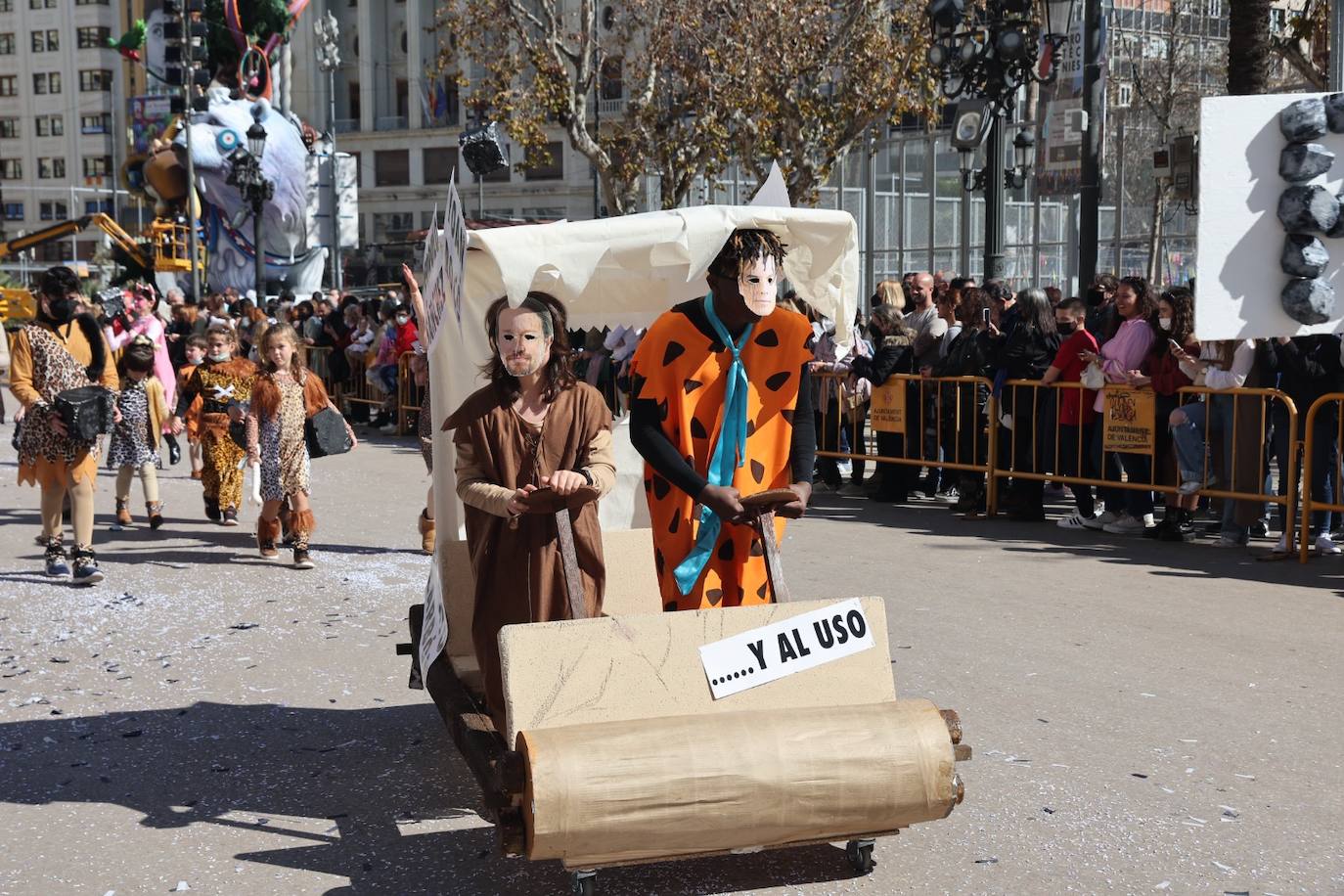 Cinco comisiones participan en el desfile.