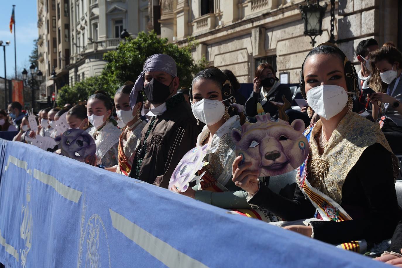 Cinco comisiones participan en el desfile.