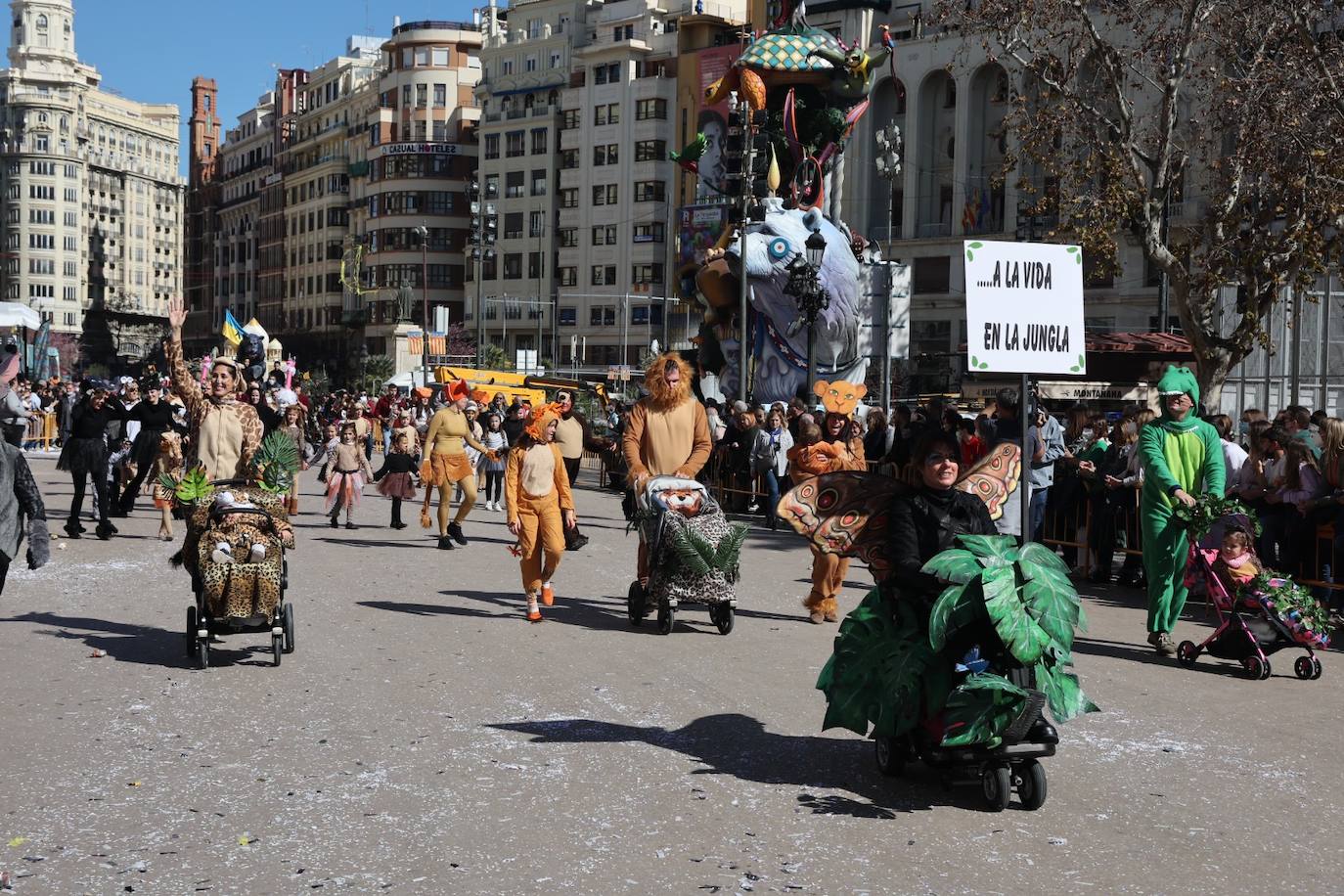 Cinco comisiones participan en el desfile.